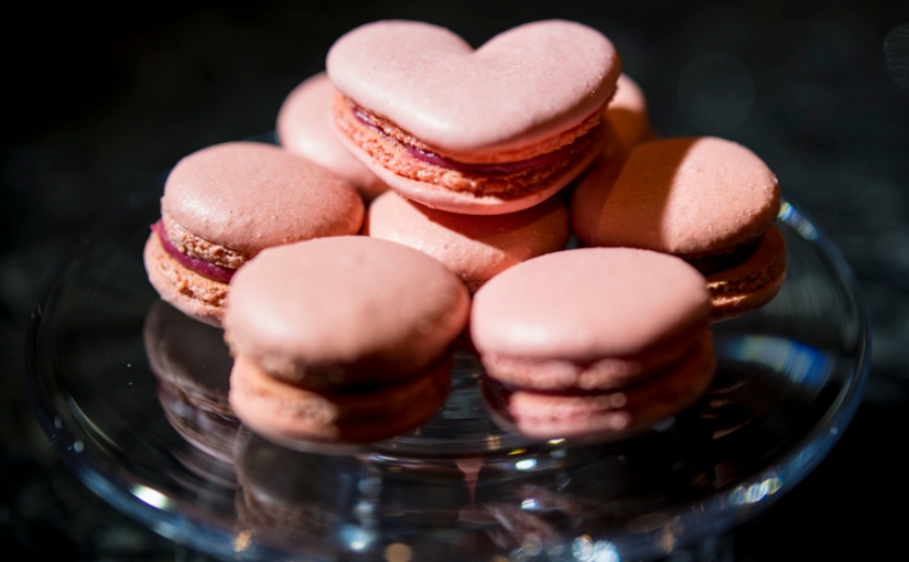 valentine’s day macarons with raspberry filling