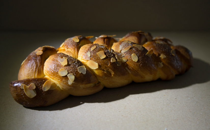 pulla bread with cardamom and almonds